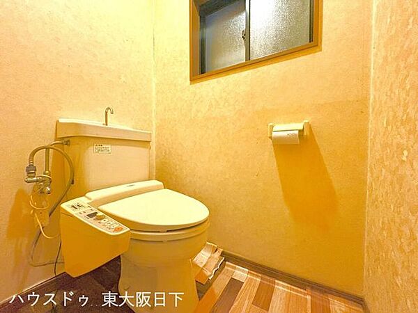 トイレ：温水洗浄便座付きのトイレです。窓があるため、自然換気が可能です。