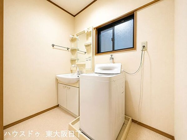 洗面所：独立洗面台。幅が広く、収納も豊富です♪