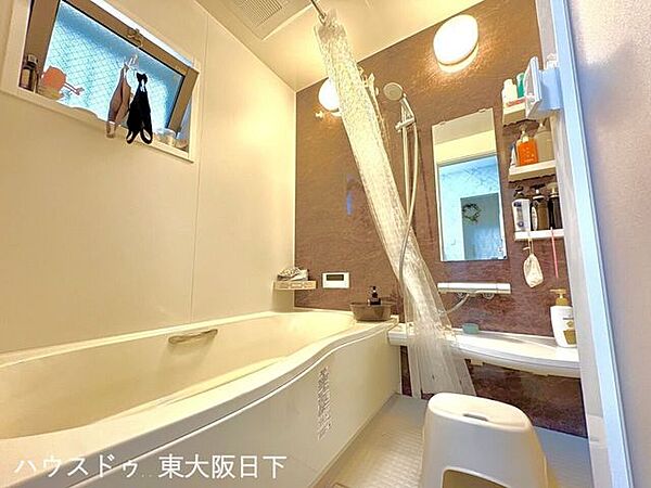 浴室：清潔感のある、落ち着いた雰囲気のバスルームです。お湯張りから追い焚きまでワンタッチのオートバス機能つき。浴槽も広く、リラックスして入浴を楽しめます♪窓付きの浴室は、換気をすることが可能です！
