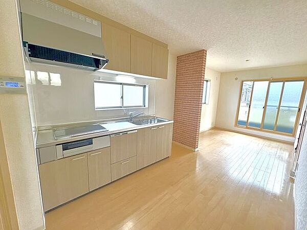 ・キッチン：壁付けキッチンは部屋のスペースをほぼ無駄なく広く活用できることが出来ます！集中してお料理を楽しみたい方にもピッタリです！