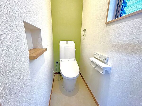 ・トイレ：温水洗浄便座付きのトイレです。窓があるため、自然換気が可能です。
