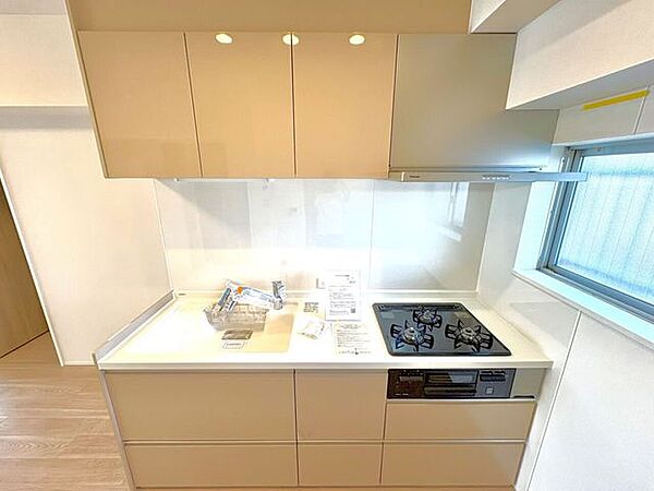 キッチン：壁付キッチンは、リビングの入り口から入ってくるご家族を料理しながら温かく迎えられる配置です。家族との会話を楽しみながら、心地よい時間を共有できる空間です！