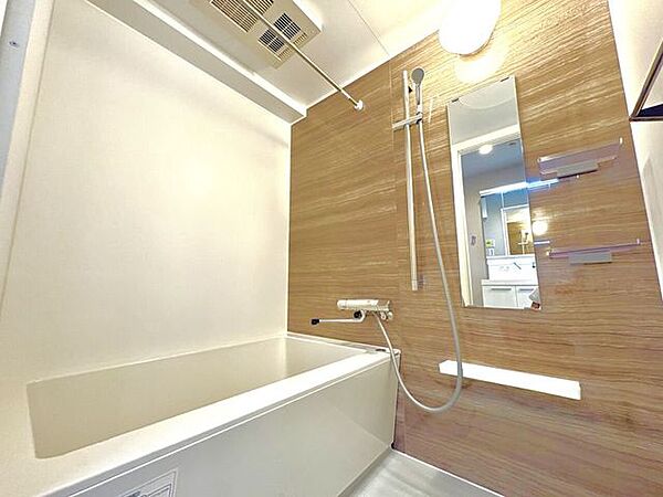 ・浴室：快適な使い心地とゆとりある空間が1日の疲れを解きほぐすバスルーム♪空間も浴槽もゆったりのびのび使えるゆとり設計。広く感じるゆとり設計で快適なリラックスタイムを過ごせます♪