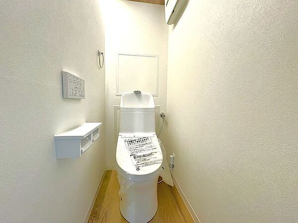 ・トイレ：温水洗浄便座付き、2連式のトイレットペーパーホルダーを採用しています。