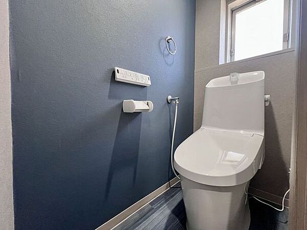 トイレ：温水洗浄便座付きのトイレです。窓があるため、自然換気が可能です！
