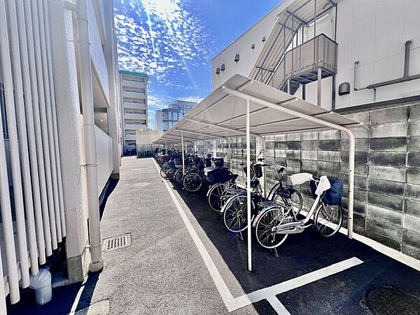 ・自転車置き場：駐輪場の利便性と安全性はもちろん、外観のデザインにも調和した配置で、住まい全体の印象も良好です。