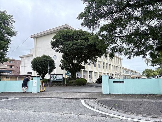 檍小学校 880m