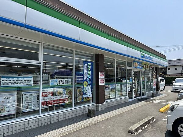 ファミリーマート　潮見町店 560m