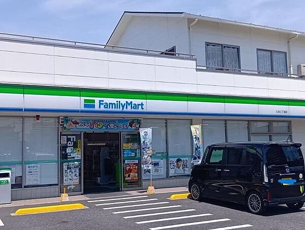 ファミリーマート入谷三丁目店 70m