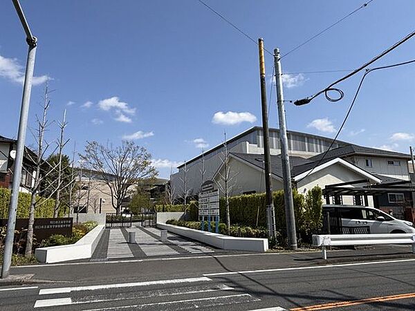 川口市立高等学校 260m