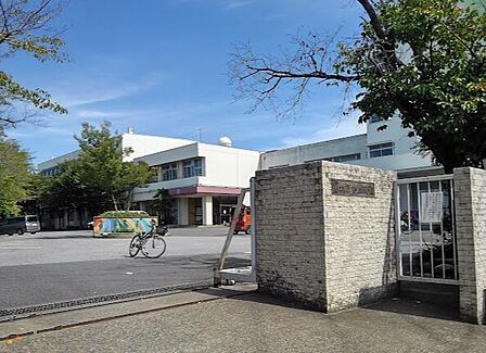 川口市立在家小学校 930m