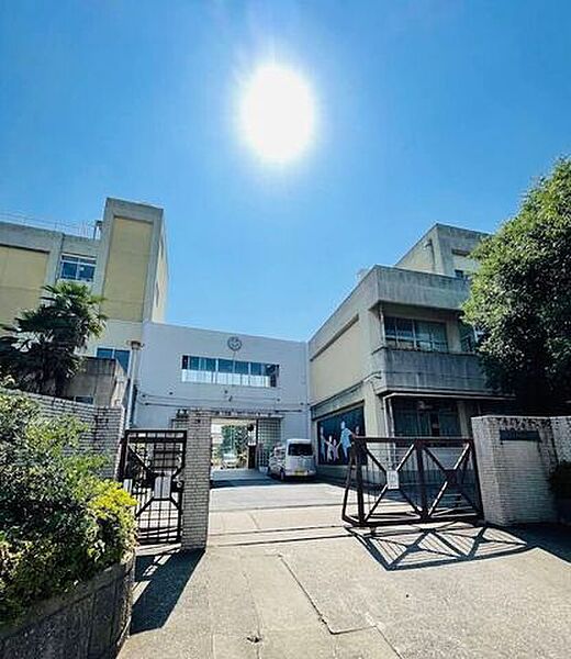 戸塚東小学校 560m