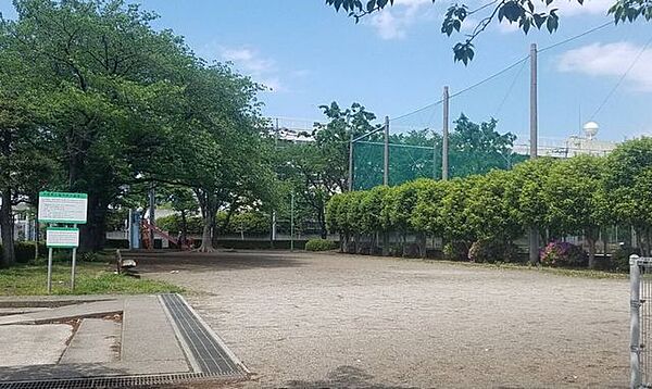 戸塚東公園 900m