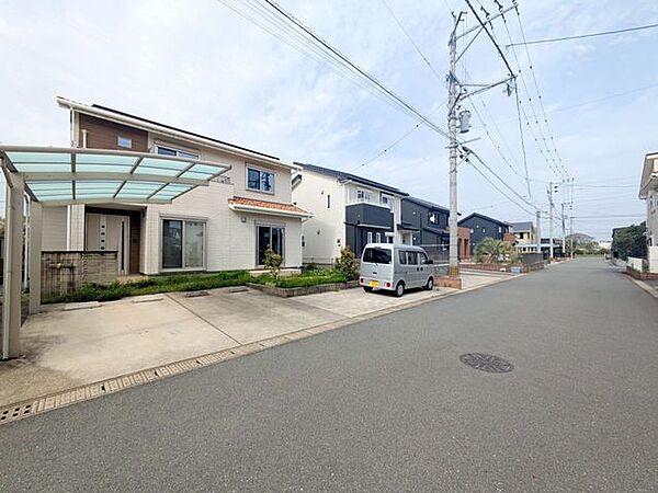 前面道路も広く、運転が苦手な方も安心です♪