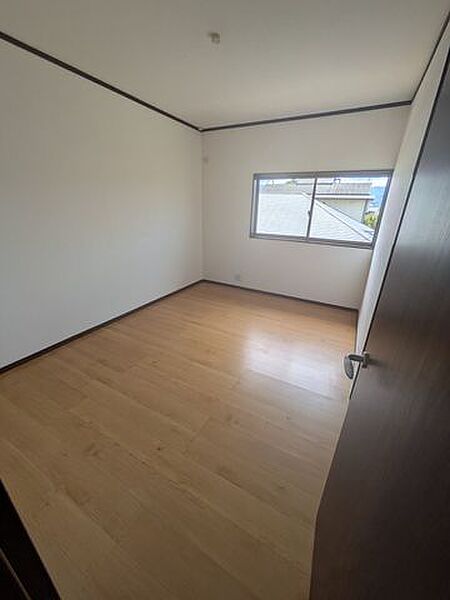 2階中部屋の洋室です。