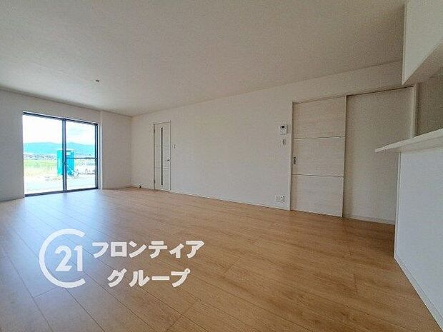 ＼同仕様写真／沢山の光が差し込む明るいリビングは、開放的で心地よい空間です。自然と家族が集まり幸せな時間が流れます。