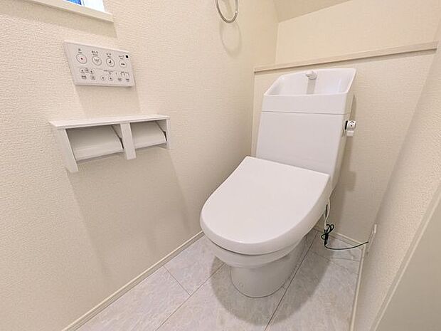 1階、2階どちらにも節水省エネ仕様のシャワートイレを採用しています。