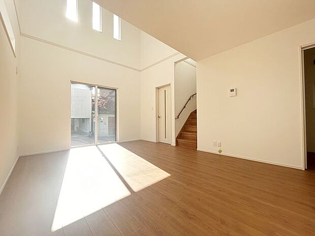 シンプルで美しいデザインのリビングは、お好みのインテリアにコーディネイトしやすく、家族がやすらぐ癒しの空間が作れますね。