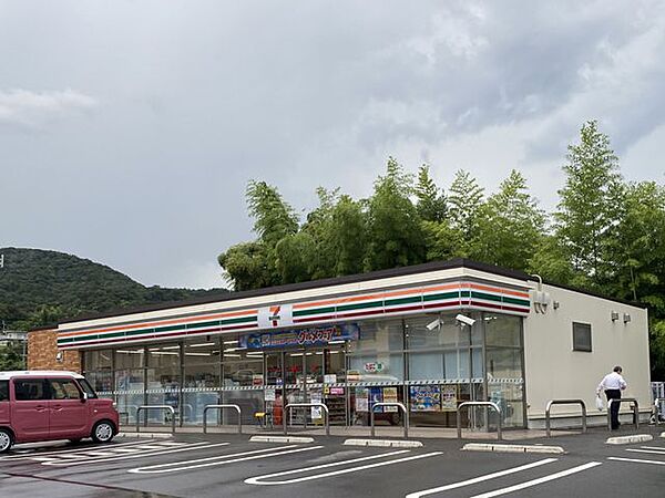 徒歩16分。セブンイレブン大津竜が丘店 1280m