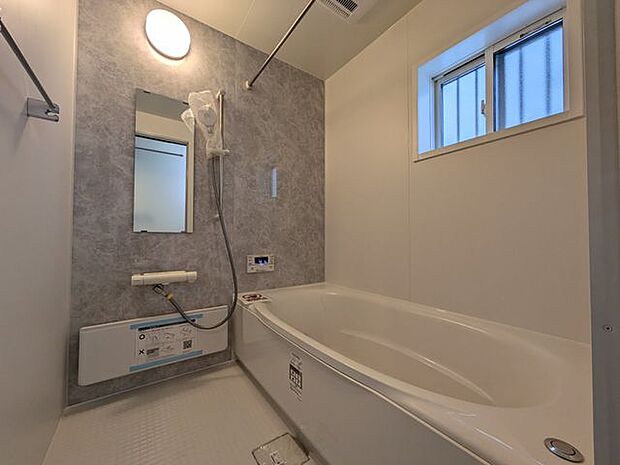 ゆったりと脚を延ばして、1日の疲れを癒せます。窓があるのでこまめに湿気を換気ができます。