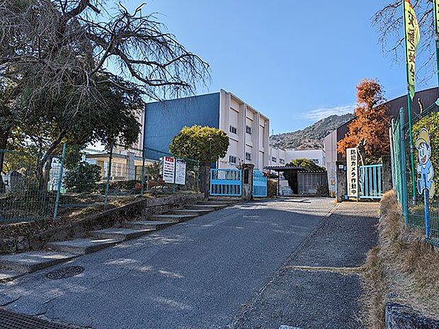 徒歩16分。大津市立志賀小学校は歴史の深い学校です。自然豊かでのびのび過ごす子供たちの自主性を尊重するカリキュラムも盛ん。少子化の今も勢いのある学校となっています。 1220m