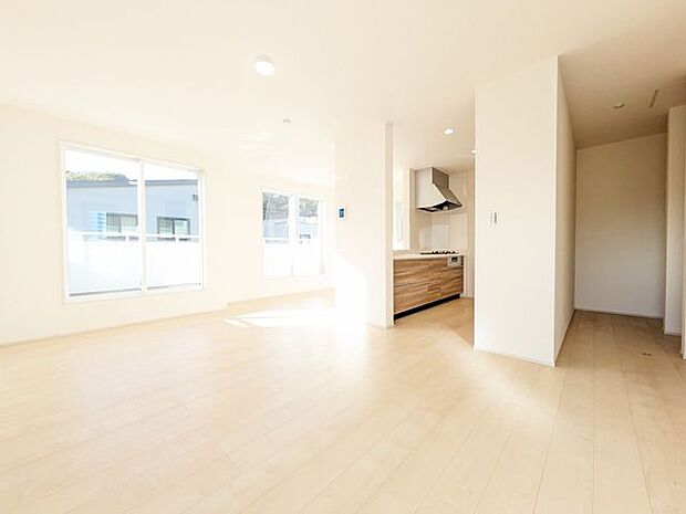 LDKには大きな窓からたくさんの光が入り、明るく、開放的な空間を演出してくれます。お友達が遊びに来た時も自慢のリビングになりますね！