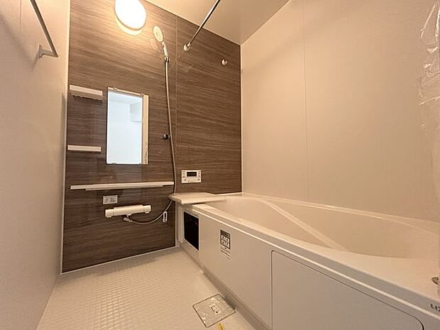 清潔感あふれるバスルームで、毎日の疲れを癒せます。明るく開放的な空間で、リフレッシュできるひとときをお楽しみください。