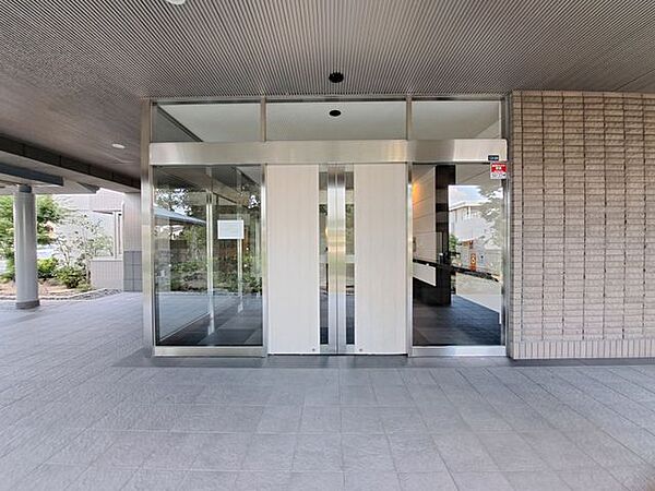 マンションのエントランスは、住まう方々を迎える洗練された空間です。日常の出入りを快適にするための工夫がされています。
