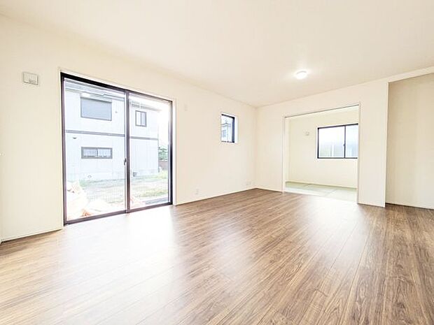 LDKには大きな窓からたくさんの光が入り、明るく、開放的な空間を演出してくれます。お友達が遊びに来た時も自慢のリビングになりますね!