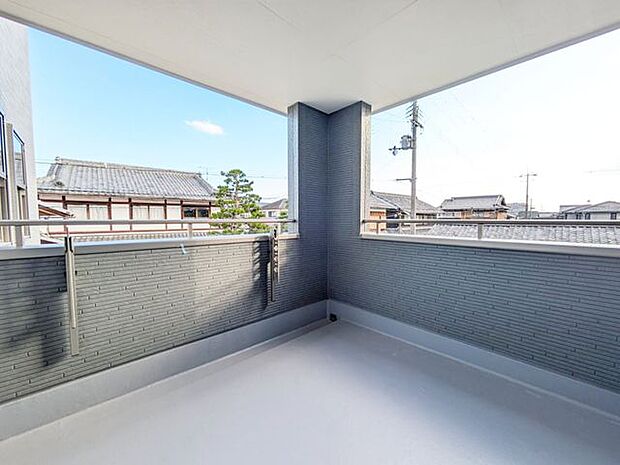 日当たりの良いバルコニーは、お洗濯が多いときも安心！たくさん干してもカラっと乾きそうです！