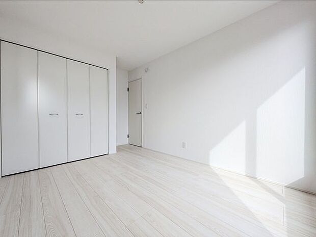 子ども部屋や寝室に用途多彩な明るい洋室