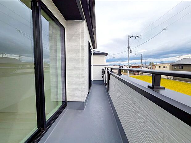 広々としたバルコニーなので、お洗濯ものもたくさん干せますね