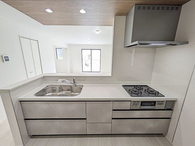 高性能でお手入れ簡単仕様のキッチンです!使い勝手にこだわった収納スペースが沢山あり作業スペースが広々使えます!