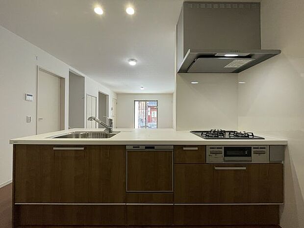 カウンターキッチンは、開放的なデザインで、リビングとの一体感を感じられる快適な空間です。