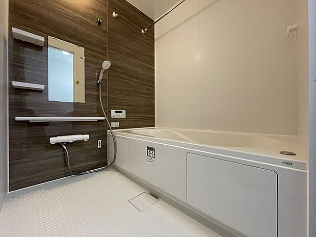 日常の疲れを癒やすここちのよいユニットバス。お手入れが簡単になる工夫が凝らされているため、手間をかけずに清潔さを保てます。