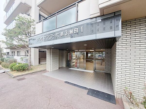 マンションのエントランスは、住まう方々を迎える洗練された空間です。日常の出入りを快適にするための工夫がされています。