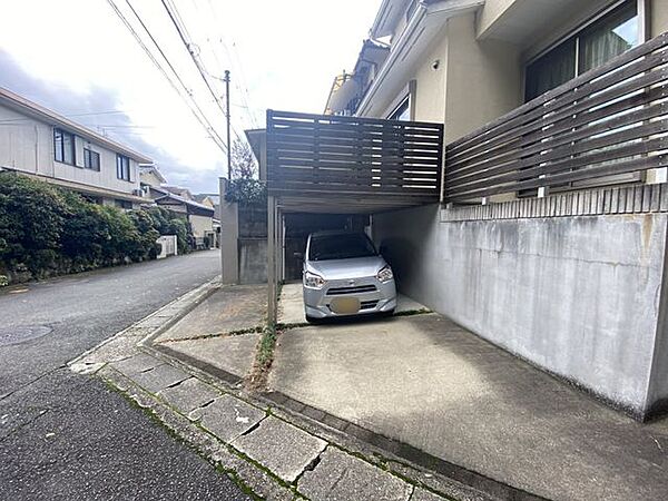 駐車スペースが広く、来客時にも安心して駐車できます