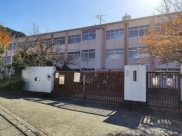 京都市立北醍醐小学校 徒歩5分。 400m