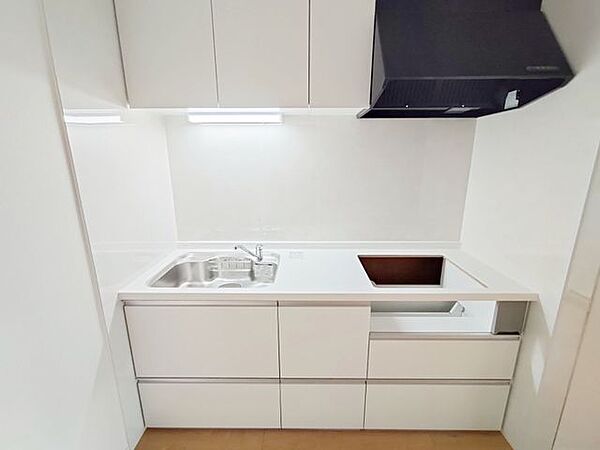 収納が充実しており、キッチン用品をすっきりと整理できる便利な空間です