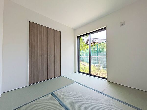 新しいい草香る畳スペースは、使い方色々！客室やお布団で寝るときにぴったりの空間ですね。