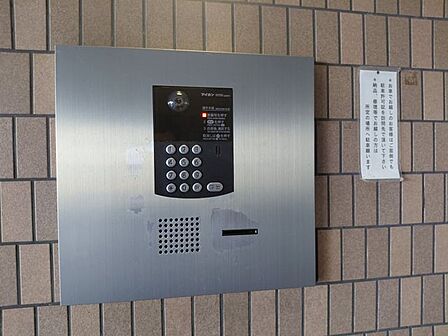オートロックは高いセキュリティで不審者を防ぎ、住民に安心感を提供します!
