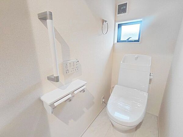 便器にふちがなく、汚れが隠れて見えない部分が極端に少なくなっており、お手入れも楽々！スピーディでパワフルな洗浄力を実現しています！