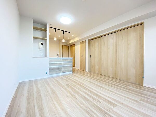 リフォーム済みのリビングは、洗練されたデザインと快適な空間が広がり、家族の集う場所にぴったりです！