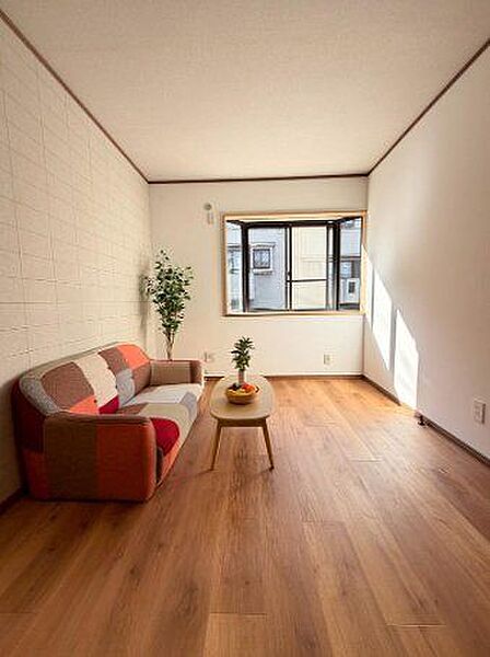 リビングは、家族や友人との時間を楽しむのに最適な広さです。快適な居住空間を提供します。