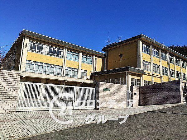 京都市立春日丘中学校 徒歩3分。 170m