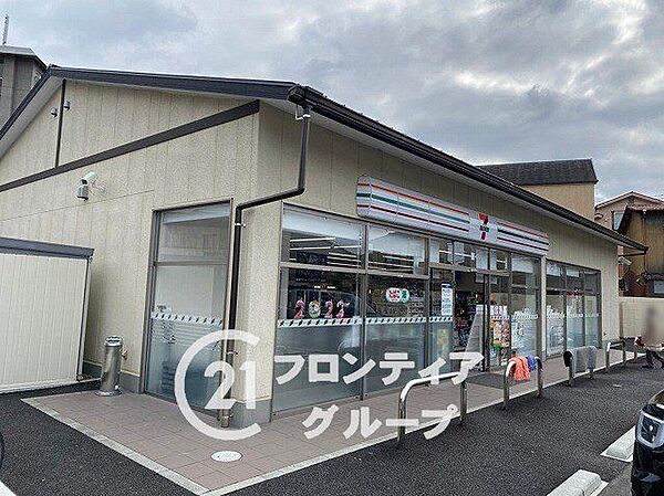 セブンイレブン伏見醍醐辰己町店 徒歩10分。 770m