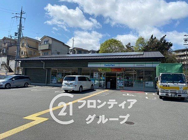 ファミリーマート御蔵山店 徒歩11分。 850m