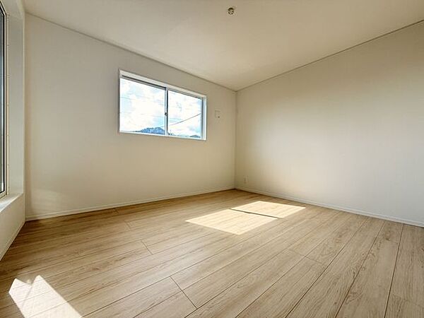 こちらのお部屋はバルコニーに面しており、日当たり、通風ともに良好です！