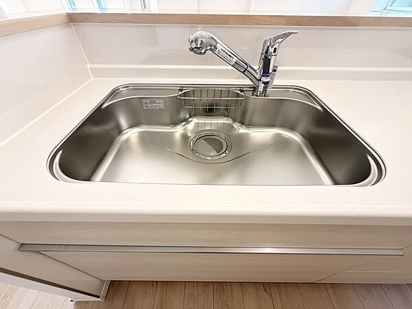 蛇口の先端に浄水器を内蔵。場所をとらない浄水器です。