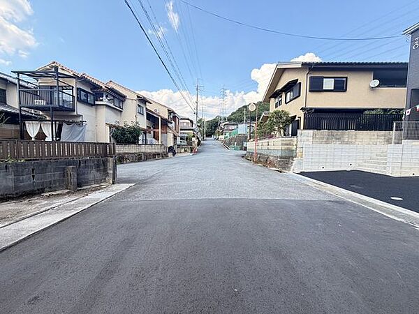 幅広い道路が確保されており、車の出入りがスムーズに行えます。周辺環境も整備されており、快適な生活をサポートします。